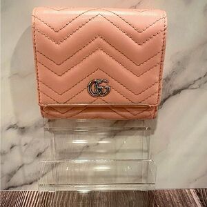 LIKE NEW - GUCCI QUILTED GG MARMONT BI-FOLD WALLET PINK
